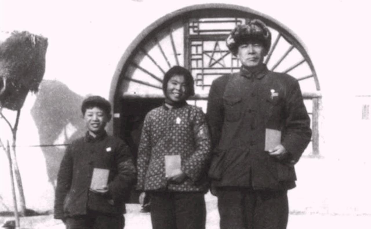 1966年的一天，在甘肃进京的公路上，走来行色匆匆的一老二少。年纪大的父亲叮嘱：