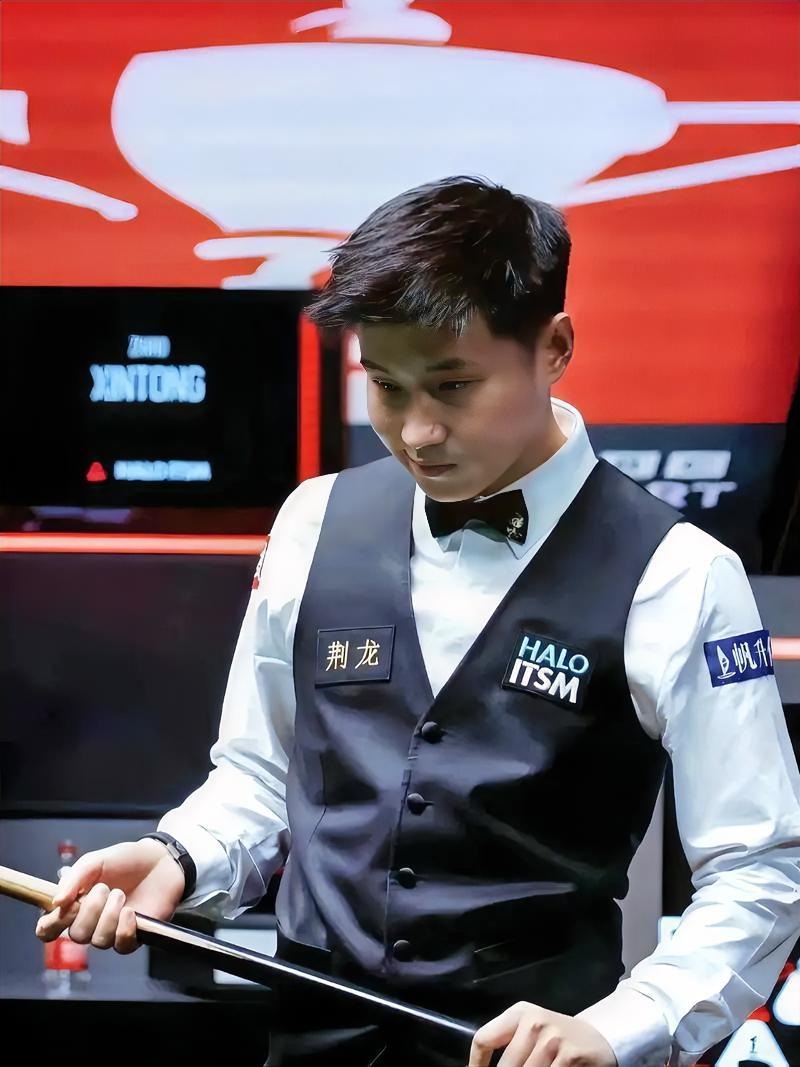 赵心童在第二阶段展现了极强的追分韧性，凭借标志性的快速进攻和精准长台，将比分由落