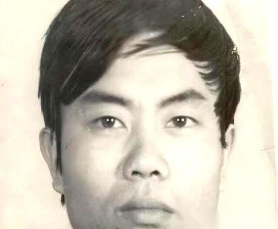 饭局上，一筷子油晃晃的猪肉，突然就夹到了他碗里。对面那人皮笑肉不笑，眼神跟刀子