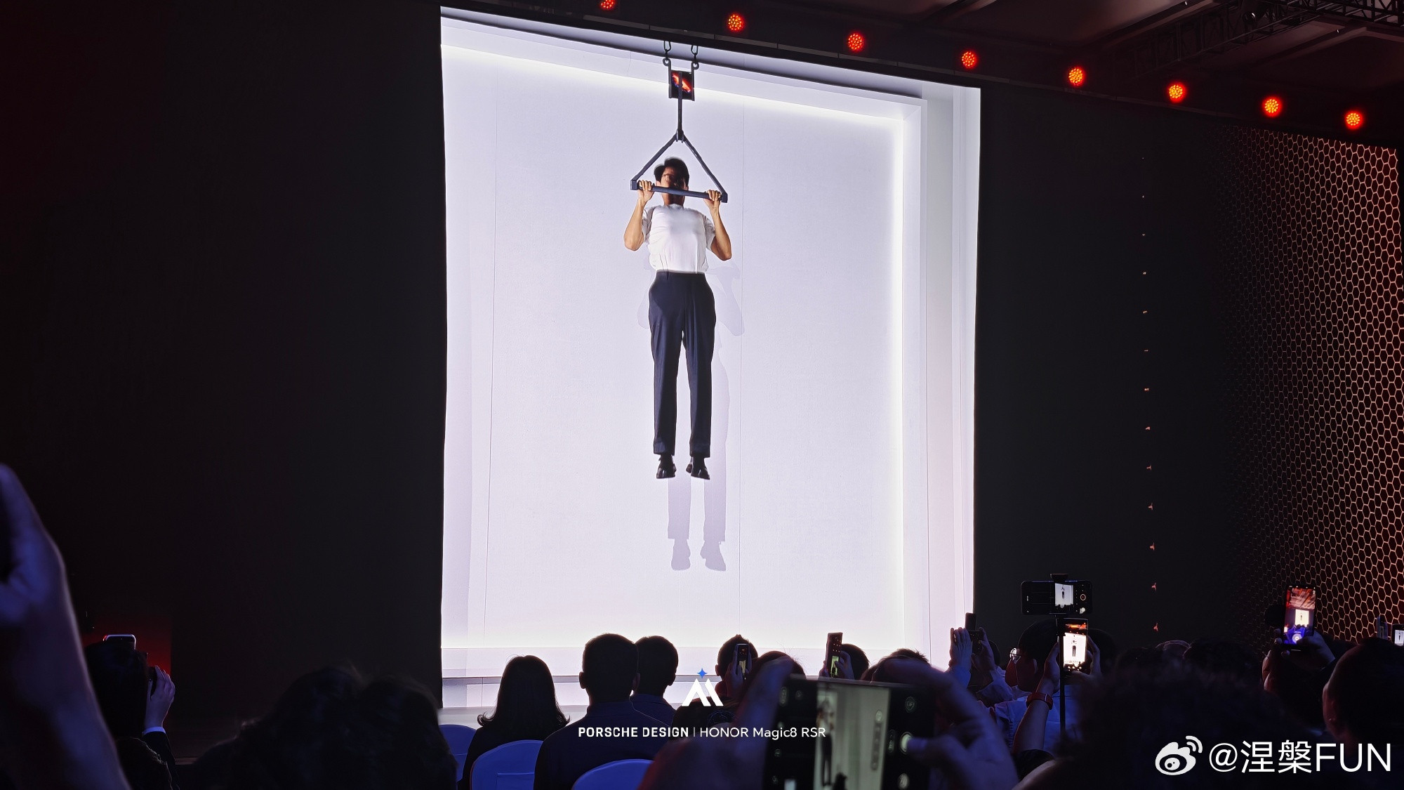 有人不看好荣耀，但我作为荣耀老粉，从这次巴塞罗那MWC展和荣耀MagicV6发