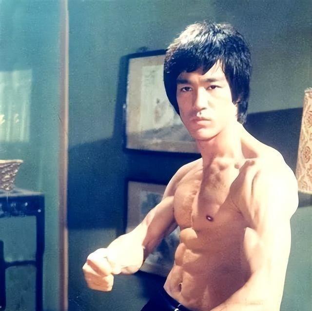 1964年，李小龙和武术指导黄家达一言不合就大打出手，黄家达是泰拳冠军，当过飞虎