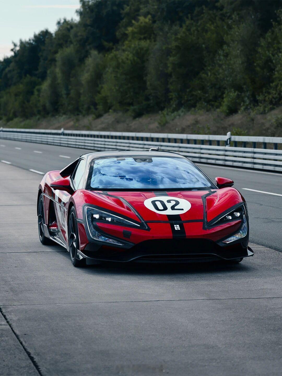 比亚迪的仰望U9Xtream赛道版售价1888万。这个售价，比亚迪想的就是把它