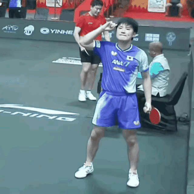张本智和实在太过张狂！他赢球后那副扭动身躯、手指观众的嚣张模样，简直令人怒不可遏