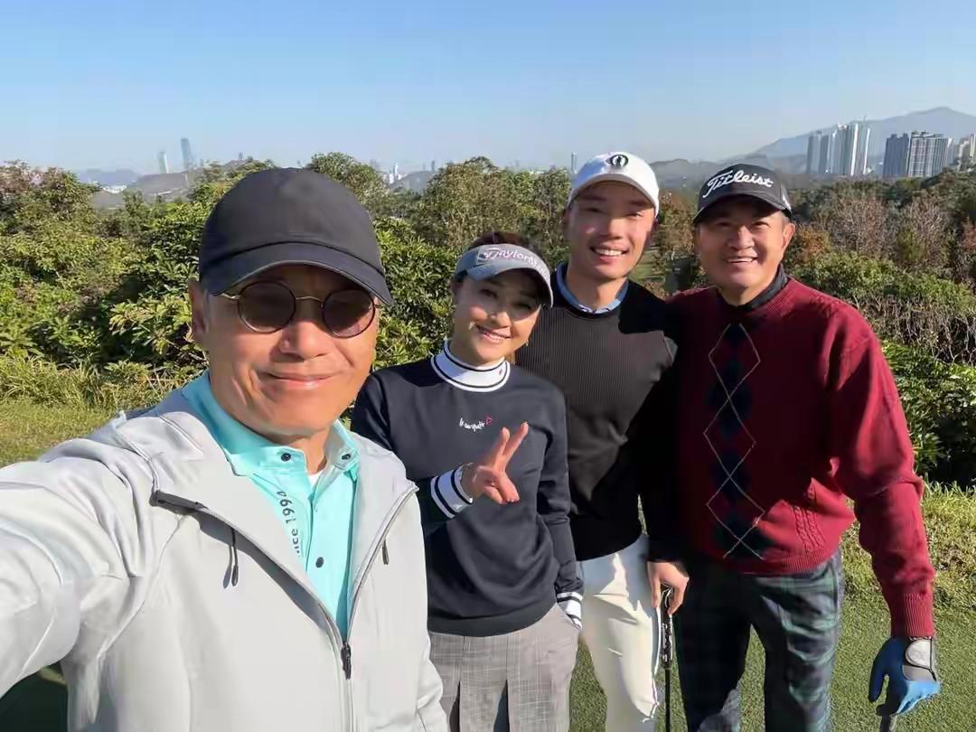 苗侨伟的儿子长得不太像爸爸，可惜了！苗侨伟和戚美珍的儿女很少曝光，他们一直在加