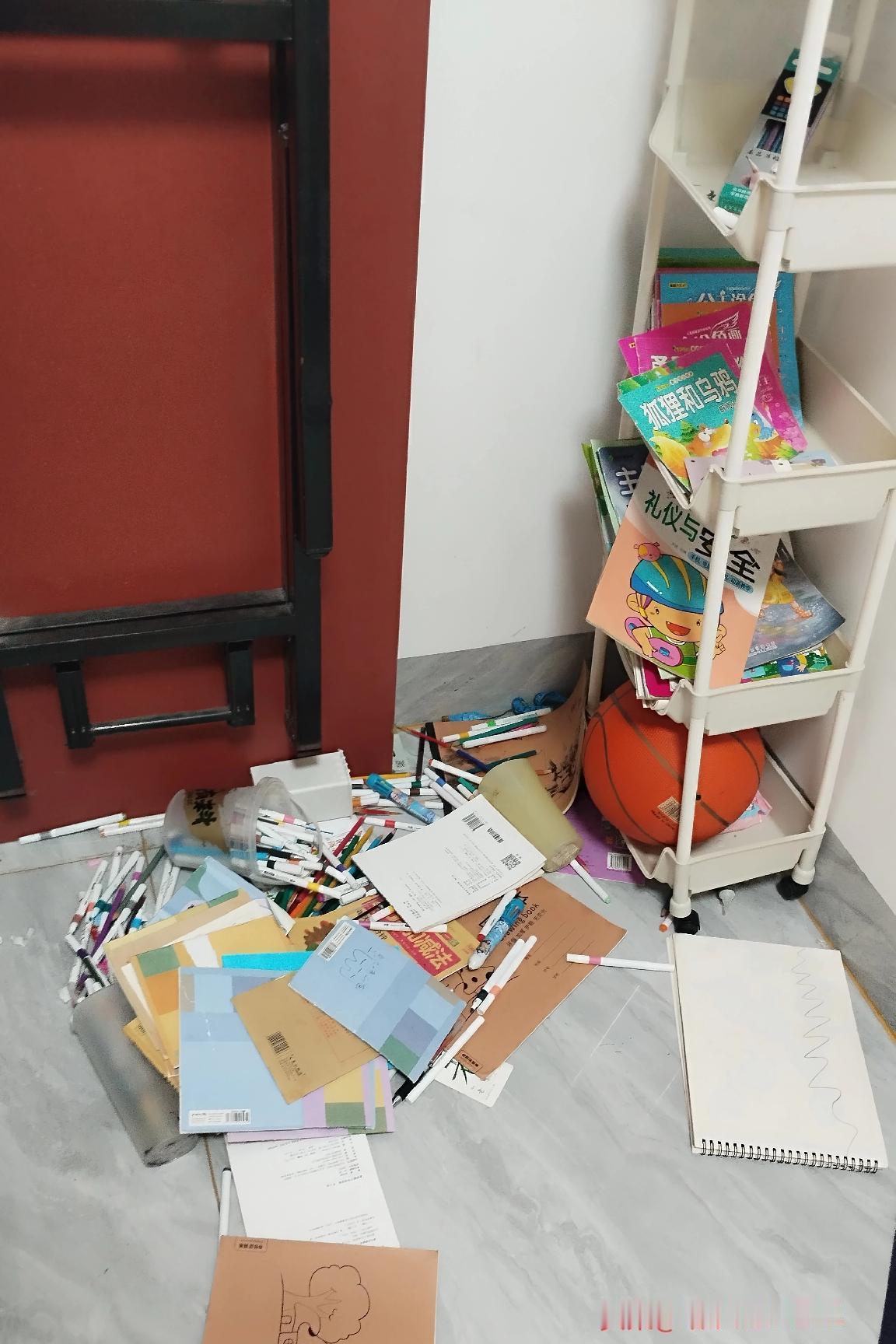 7岁姐姐直接把10个月大的妹妹踹飞，听着心惊肉跳，但这事儿反转就在一瞬间——妹妹