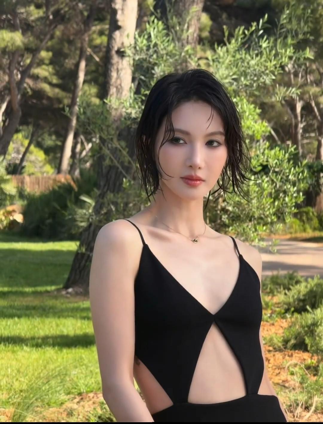 女演员金晨，路透生图被大家吐槽了。其实金晨以前挺漂亮的。五官端正，长发飘飘，再