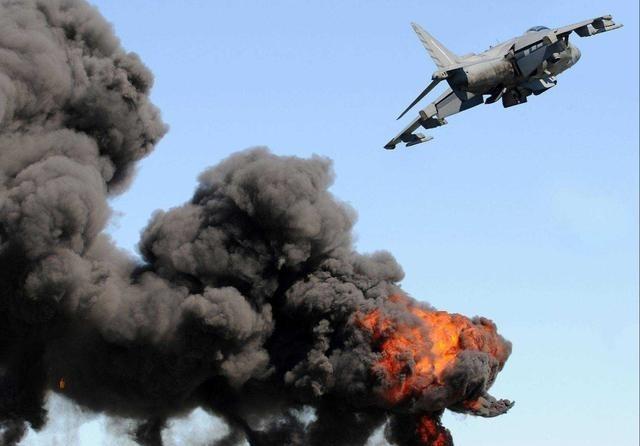 美军把伊朗的F-14全部炸毁，一架不留！很多人以为这是沉重打击，伊朗空军元气大伤