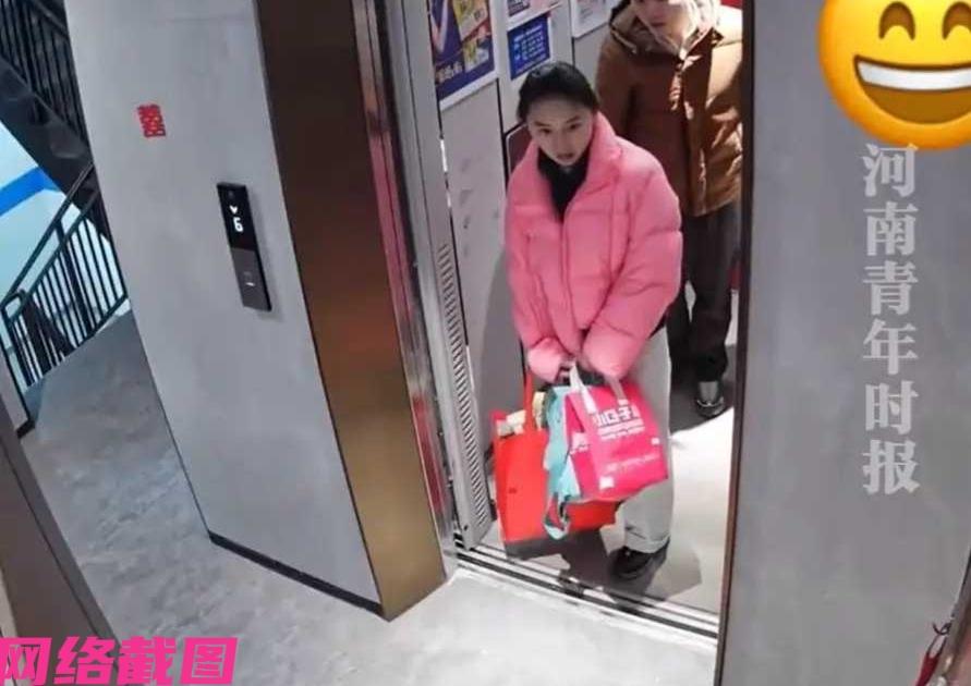 河南有夫妻过年返程回到自己家里，可是走出电梯门时，看到自己家里大门没有关，大敞开