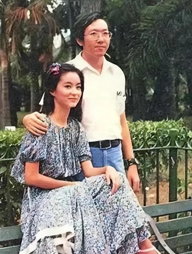 照片中林青霞身边的男士是她的男友赵宁。林青霞的这段感情很少被人提及。赵宁是一