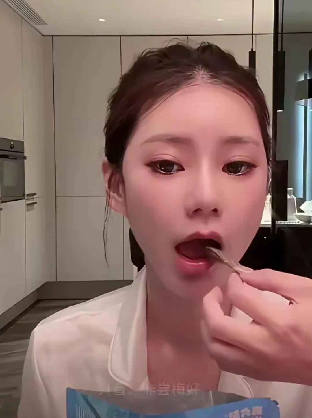 好家伙！以前光知道马小梅看着文文弱弱，风一吹就倒似的，没想到干起活儿来这么“虎”