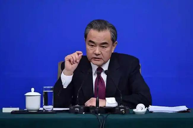 中国终于对美亮剑了！慕尼黑会议上，王毅被问到中美关系时，王毅的回复振聋发聩：如果