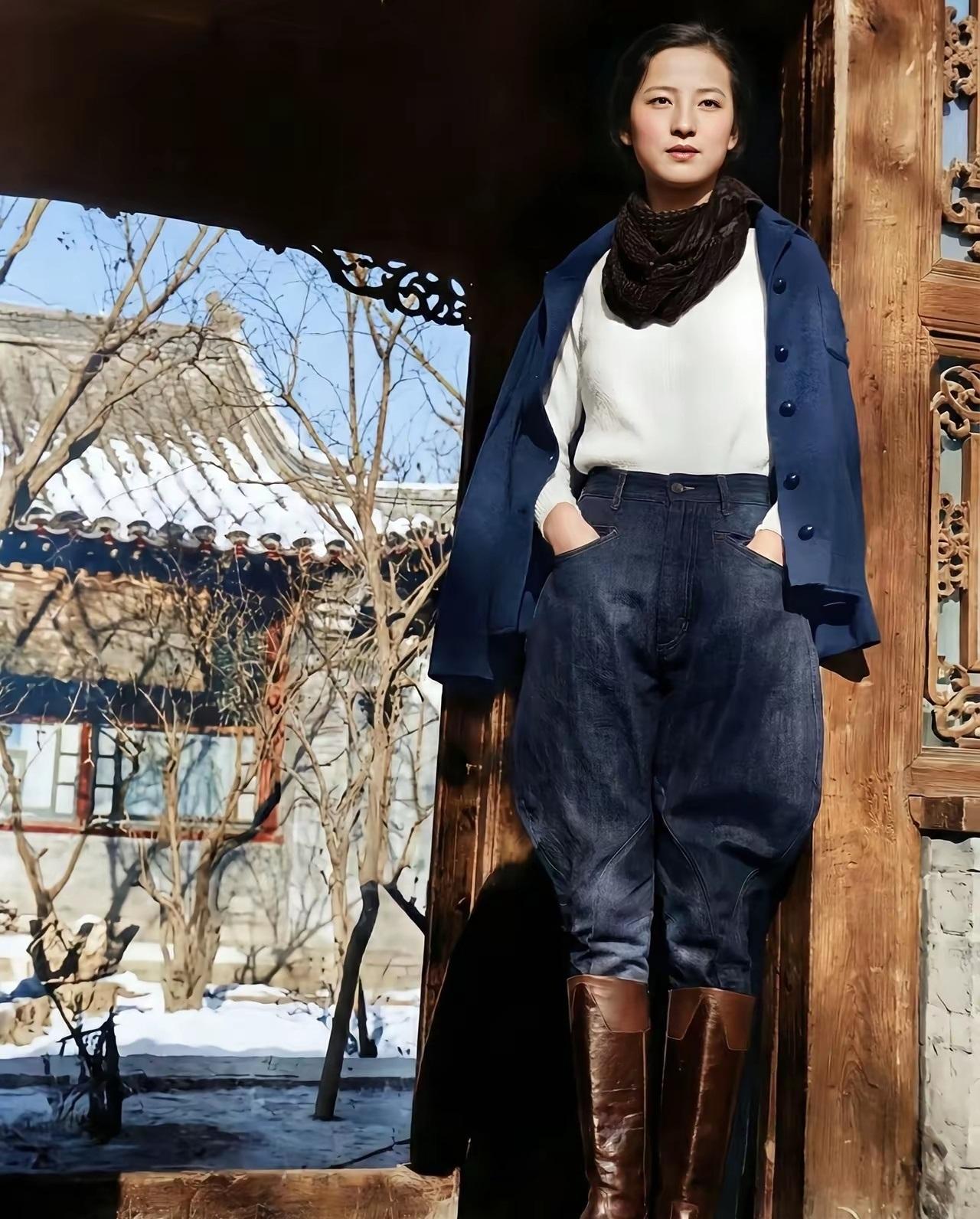 1935年，北平，林徽因在家门口的留影，那时她31岁，放到现在也很时尚...