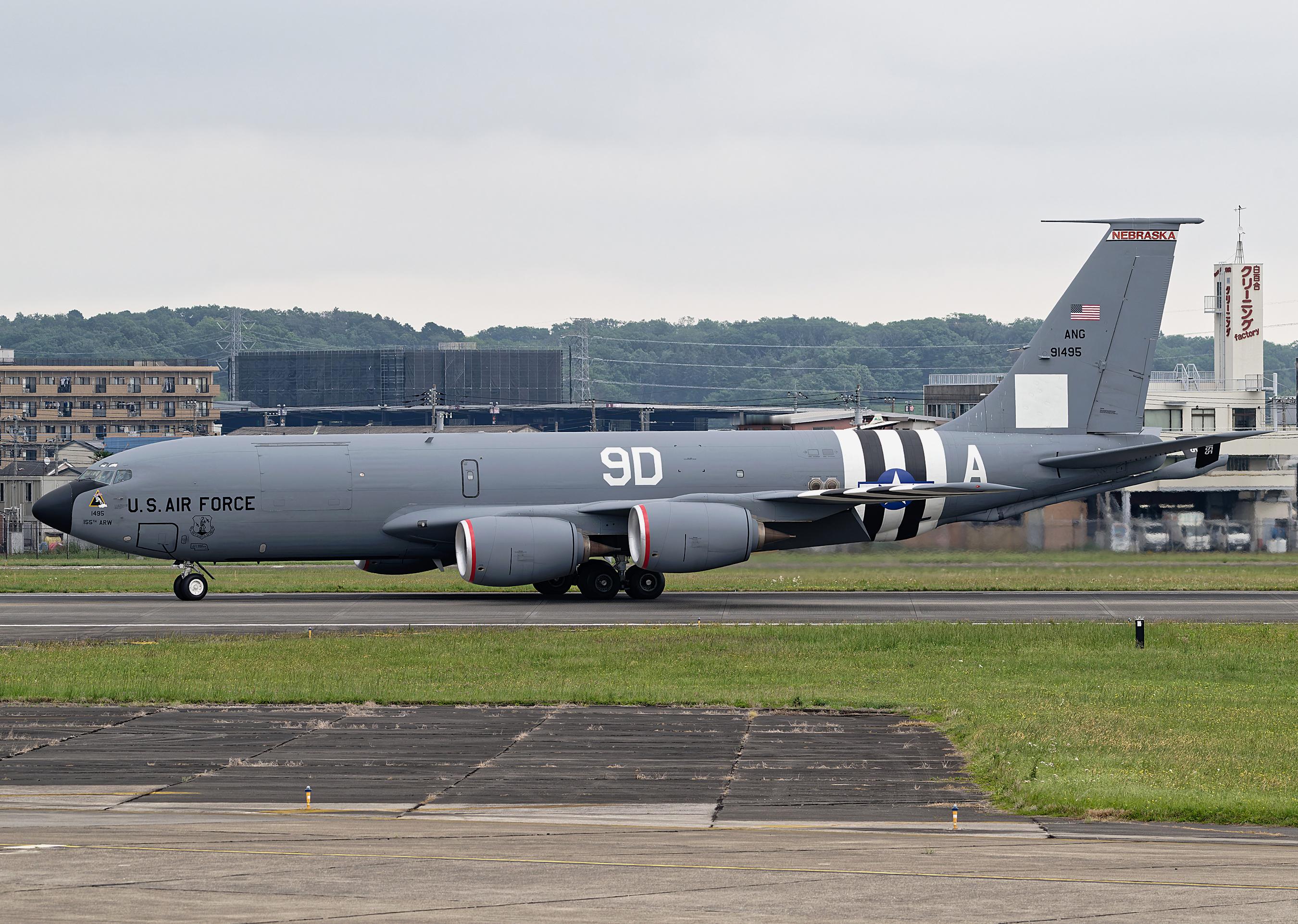 155ARW旗下身着复古二战“入侵条纹”涂装KC-135在横田基地​​​
