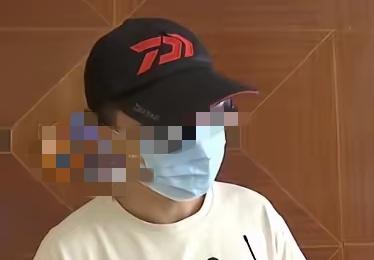 四川，一男孩父亲早故，母亲改嫁，不得已辍学。辍学后来到县城一家饭店打工，饭店老板