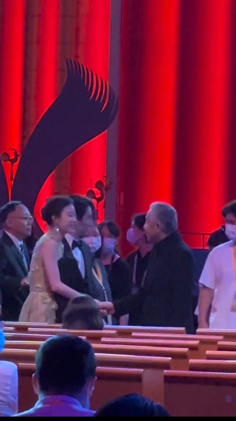 倪妮也只有在陈道明面前会那么羞涩，扭捏吧？跟陈道明低头握手的时候，倪妮立马用披肩