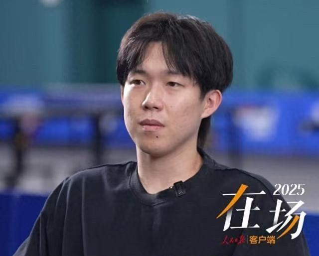 看完王楚钦最新专访，鼻子酸了！他对着镜头坦白：跟龙队、东哥一起打比赛，感觉就是