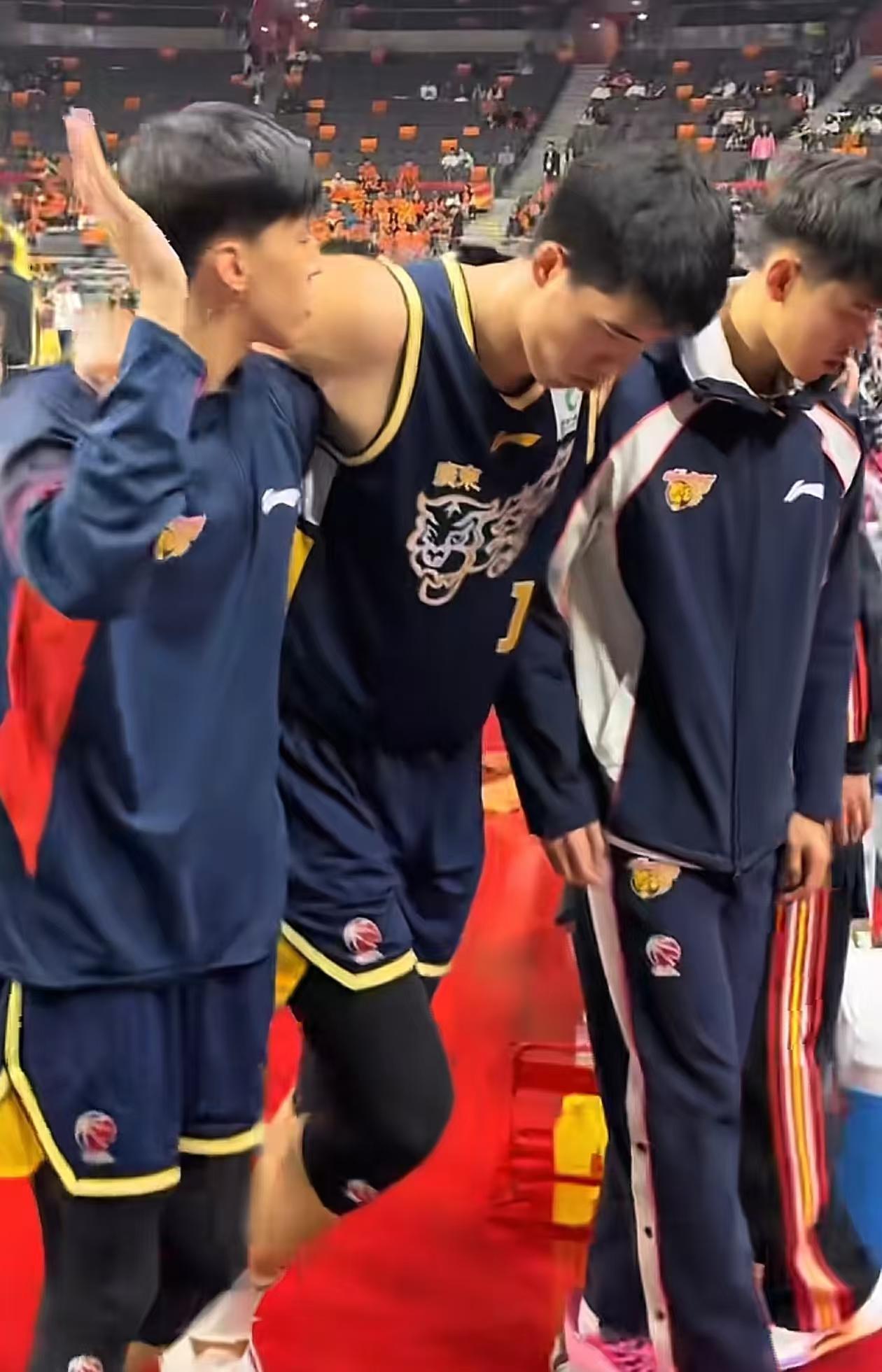 焦泊乔潜力赛崴脚受伤，广东的内线真的没人可用，希望不会养太久广东队主场艰难战