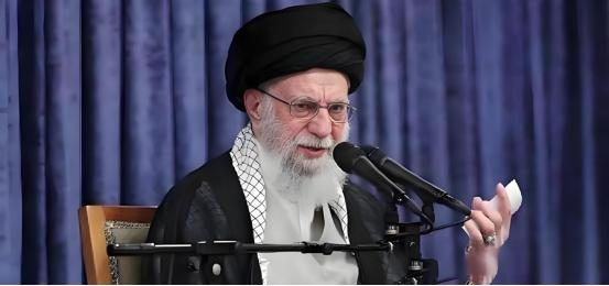 哈梅内伊进了地堡，不是因为怕死，是因为他要按下那个“同归于尽”的按钮！外媒都在盯