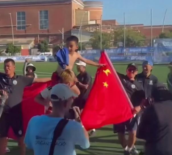 还是董路会培养人啊乔治带着中国足球小将西班牙夺冠后，董路把乔治抗了起来，这娃真