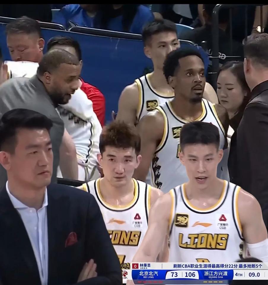 接下来的北京队还打个锤子！广厦的替补球员林秉胜的三分球是刀刀致命，一个人三分球的