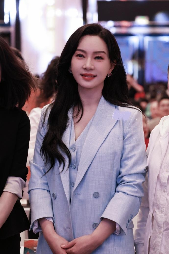 今天陈数在出席活动的时候搭配了一件浅蓝色的西装，凸显出了满满的干练之美。她里