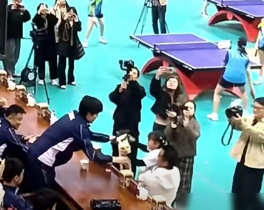 别劝运动员远离饭圈，没用。看看王楚钦。机场被怼脸拍，他吼“再拍我报警了”。海