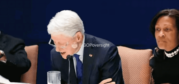 谁能想到，听证会的克林顿，那么游刃有余呀！西装革履，戴着一副眼镜的克林顿，出现