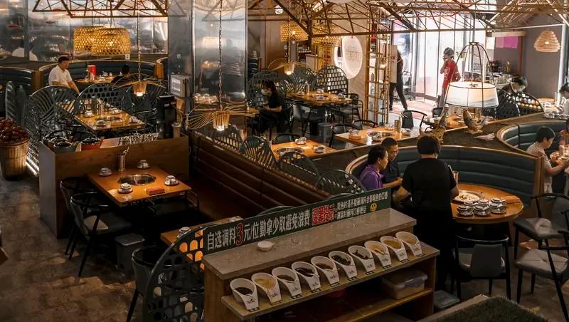 火锅店喊老人们免费吃火锅，骗走他们四千多万元！2022年底，骗子在杭州开火锅店，