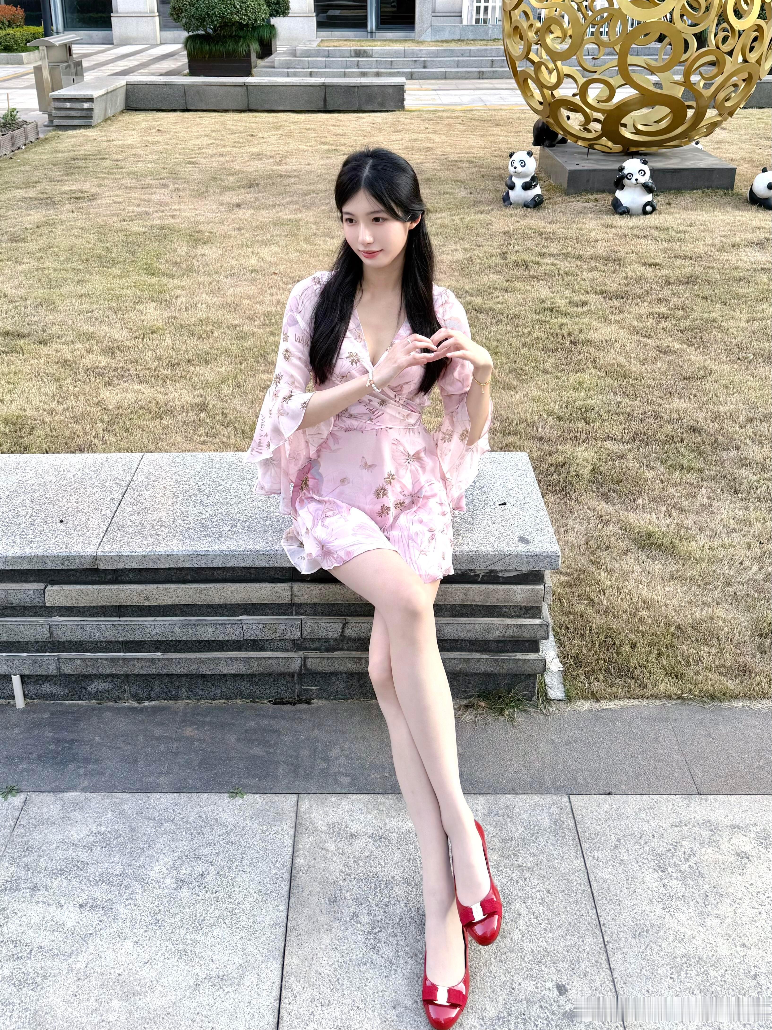 丝袜平底鞋，粉色碎花裙更显学姐的可爱～​​​