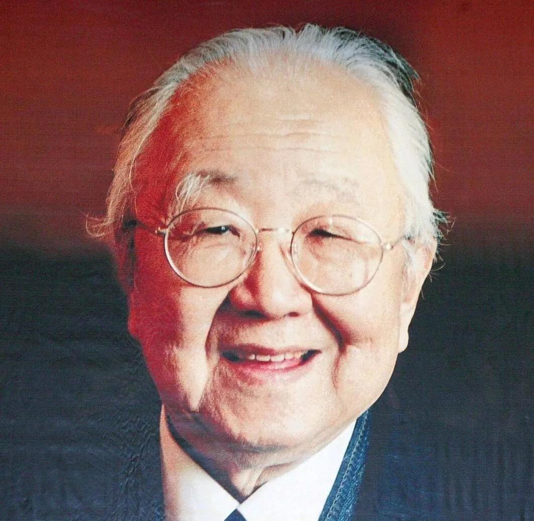 1975年，书画家启功的妻子病逝。临终前，她对启功说：“我在后院藏了宝贝！”