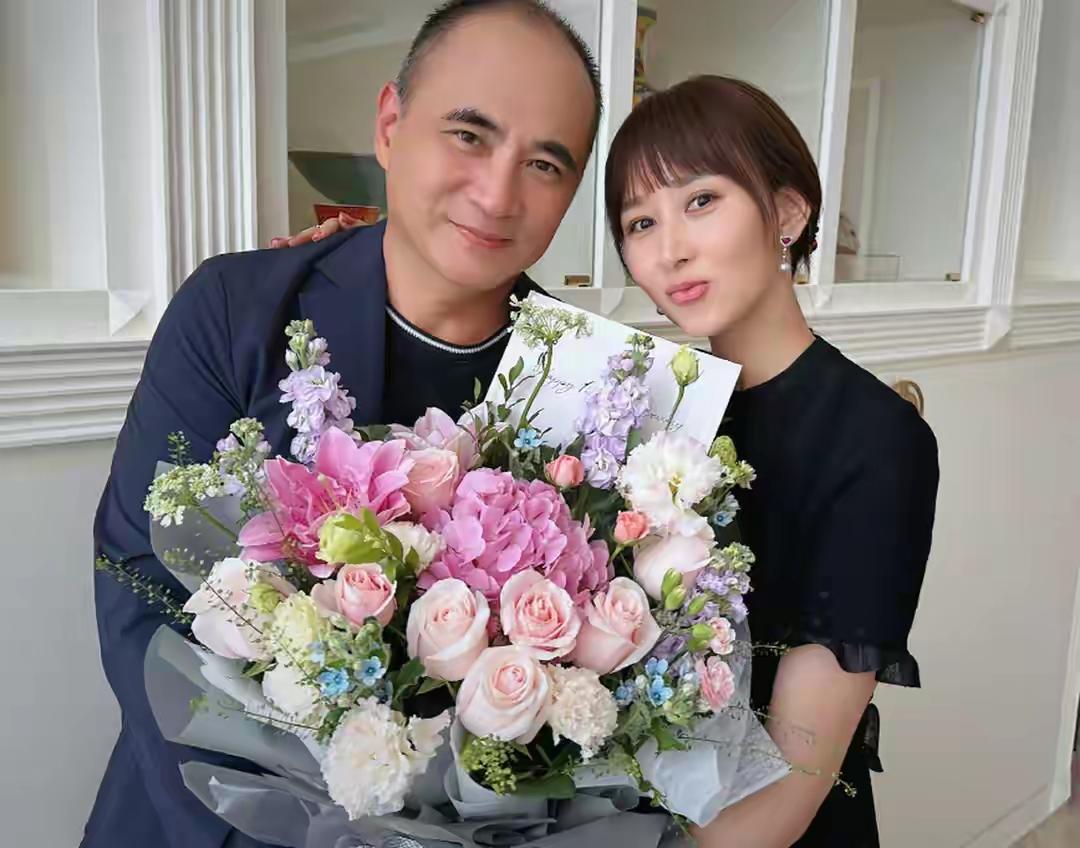 当年，富豪朱兆祥向胡静求婚，胡静说：你大我12岁，咱们不合适。朱兆祥掏出一张卡，