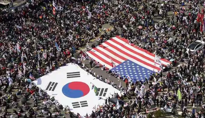 韩国人不管是干什么，只要是上街游行，不管是外交问题还是内政问题，都是打着两面国旗