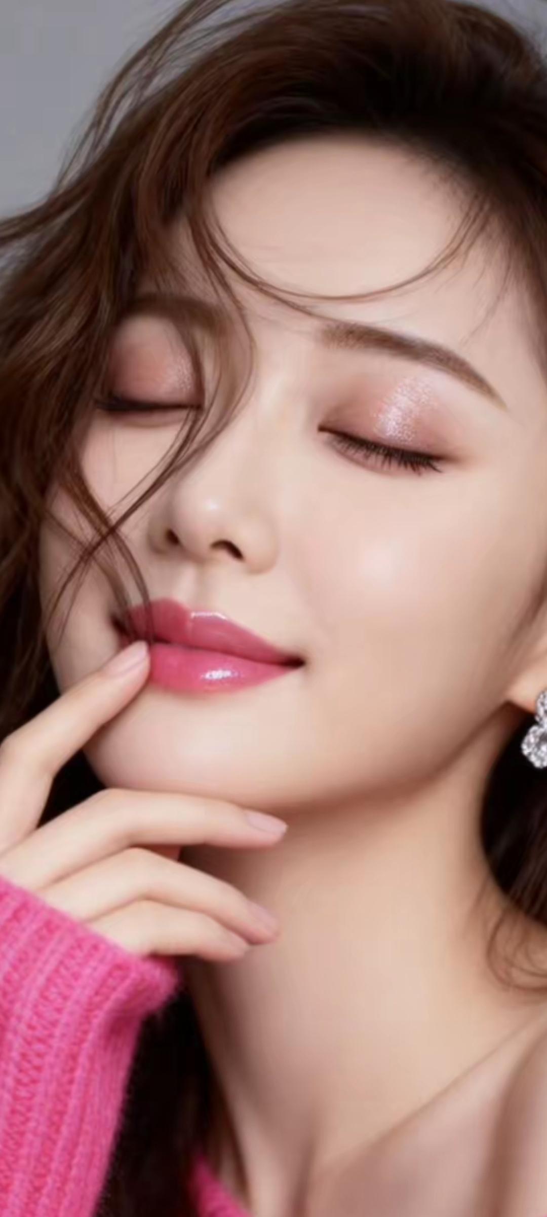 温柔眼波，粉嫩唇妆，优雅气质，尽显女性魅力。