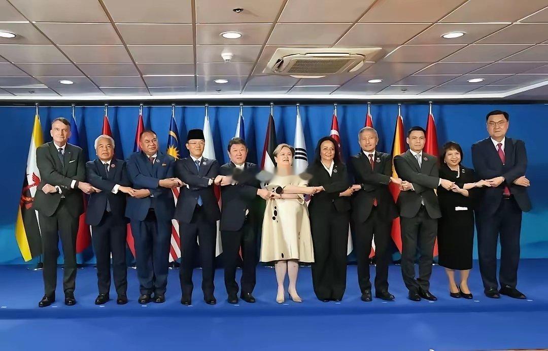 左边是日本外长，右边是菲律宾外长看到这个照片，你们有何感想