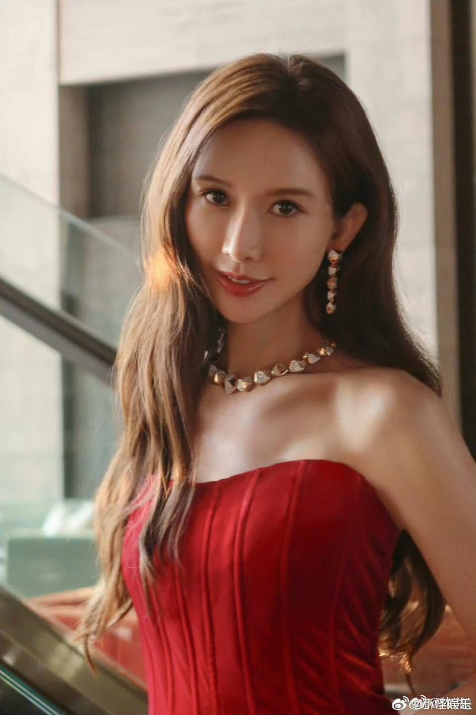 网友评林志玲面相变了52岁还能保持挺拔体态和温润气质，林志玲的自律从来不是空谈！