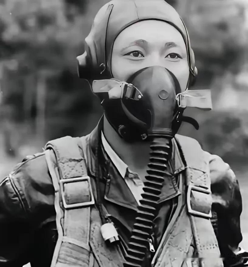 看看朝鲜对叛国罪有多狠！1953年9月21日，31岁的朝鲜飞行员卢金锡驾驶一架当