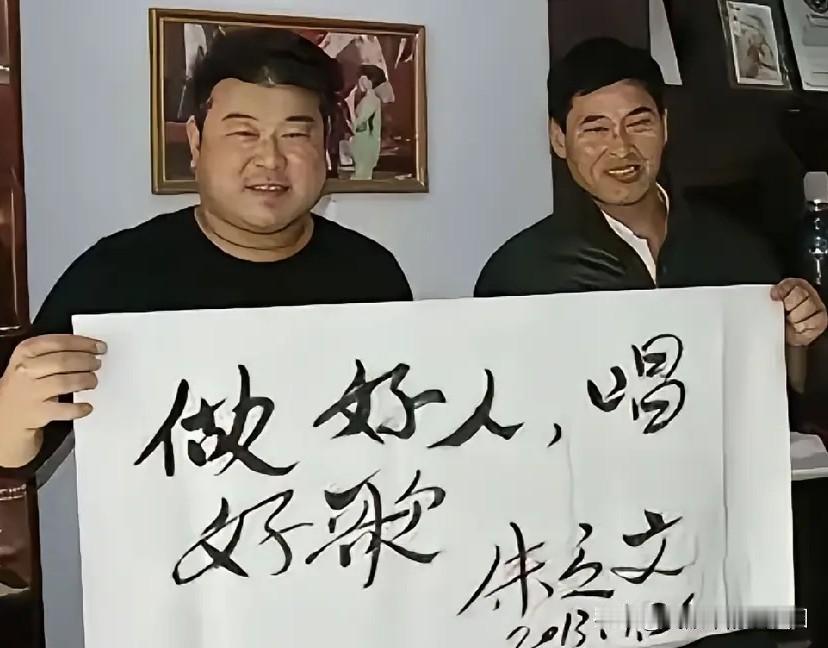 为什么朱之文敢拿起笔秀书法?朱之文就是靠着名人的光环去秀所谓的书法，严格意义
