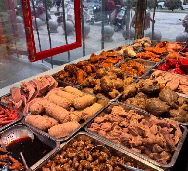 我楼下那家熟食店，开了七八年，以前下班路过总排队。昨天一看，卷帘门拉着，贴着“转