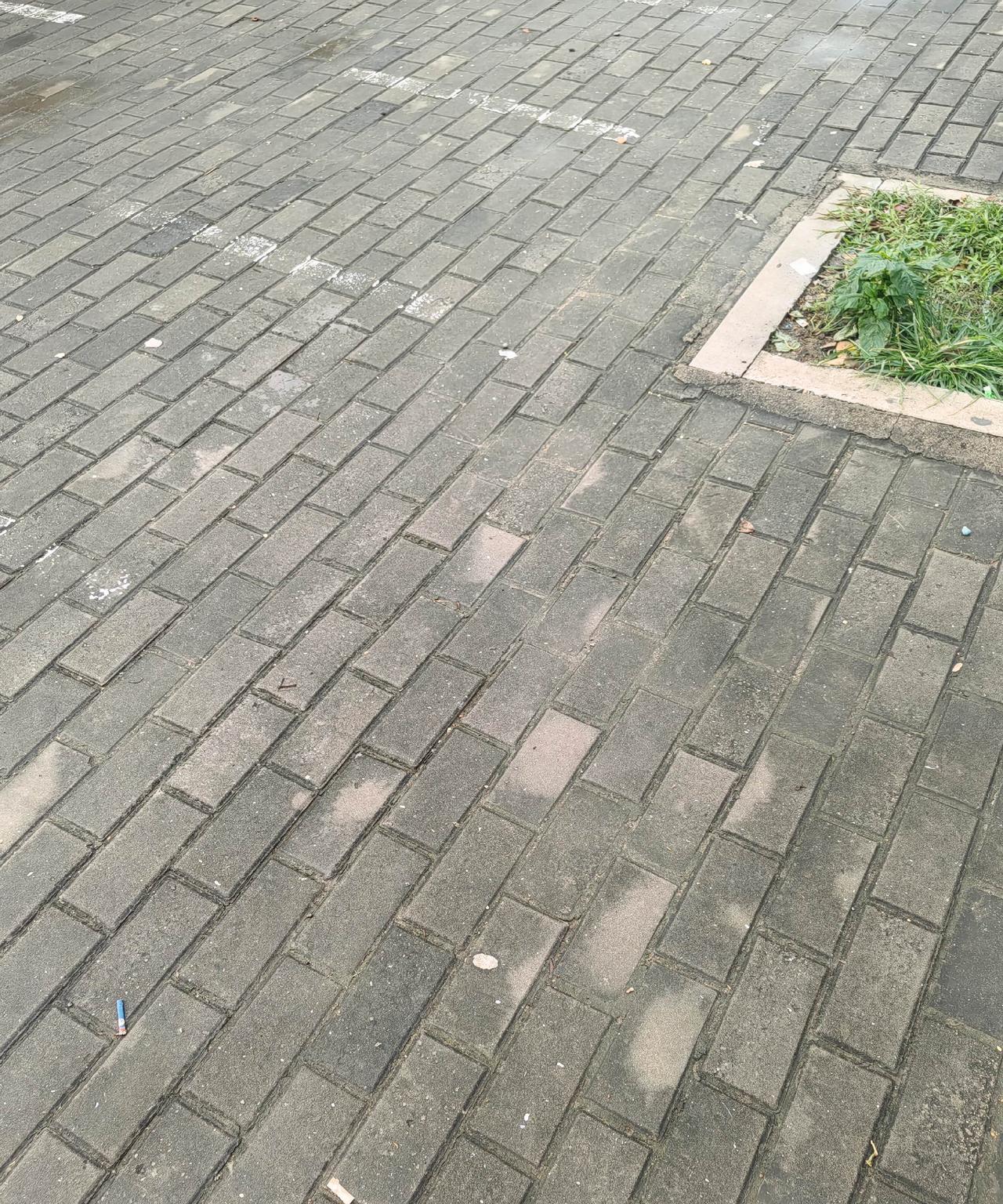 表姐年轻时在深圳当小三，每天都是锦衣玉食。她还给人家生了个女儿。但后来，她的报应