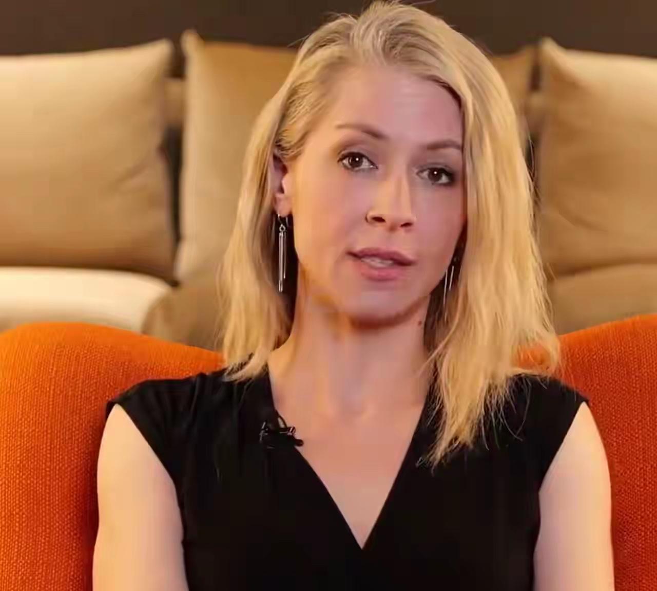 视频一出，网络炸了。2025年耶路撒冷最繁华的“宽容广场”，一个美国记者向以色列