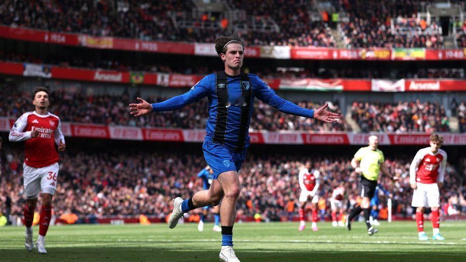 阿森纳队又双叒叕地意料之外、情理之中地在争冠阶段掉链子。多线作战、却又缺少有