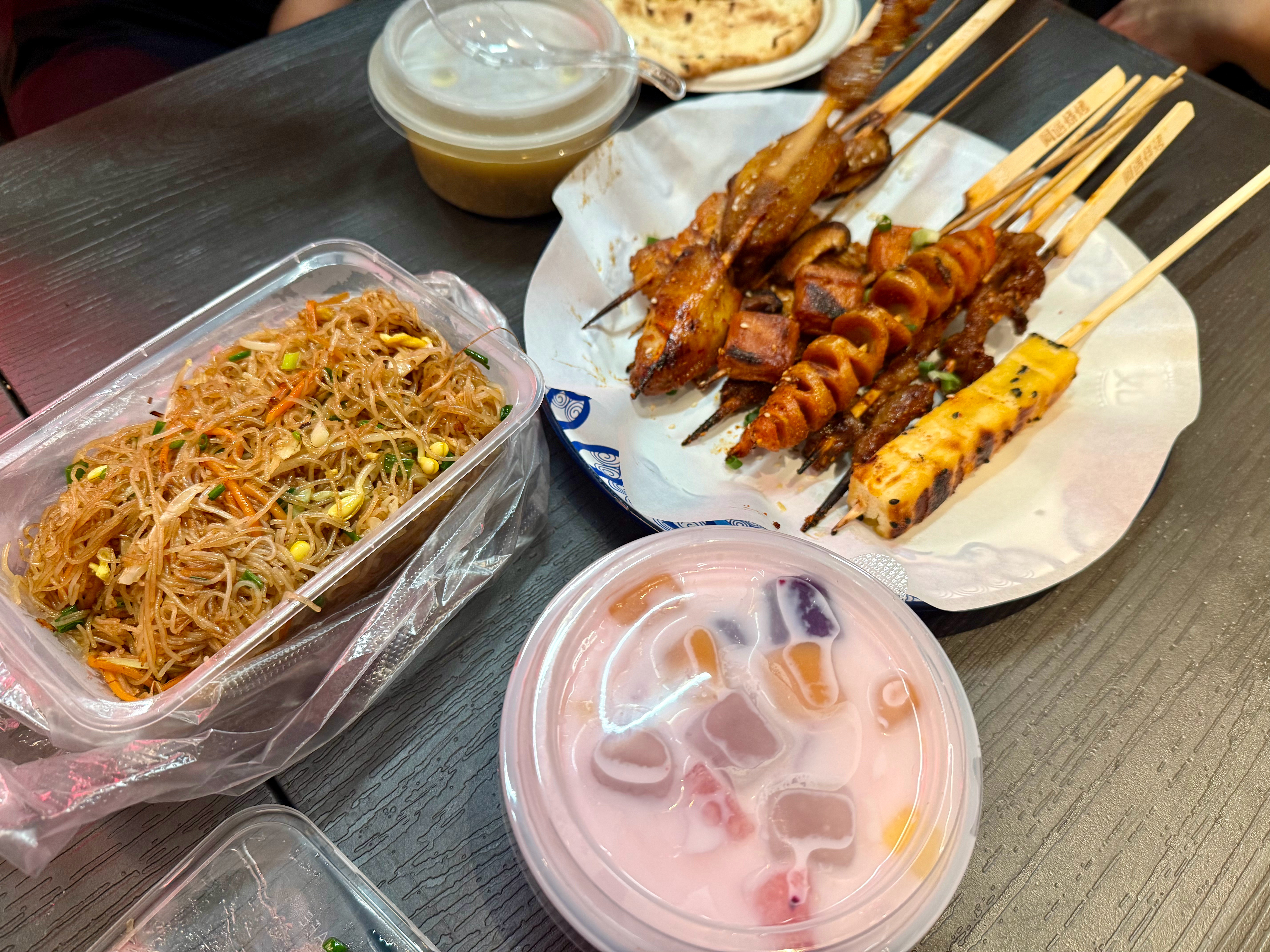 讲好听点：支持地摊经济。说难听点：消费降级。​​​