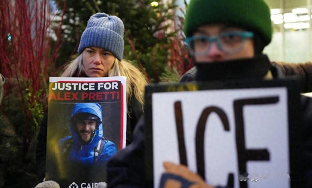 明尼苏达的两声枪响，打碎的不只是两个家庭。37岁妈妈蕾恩举手机想记录执法，被特工