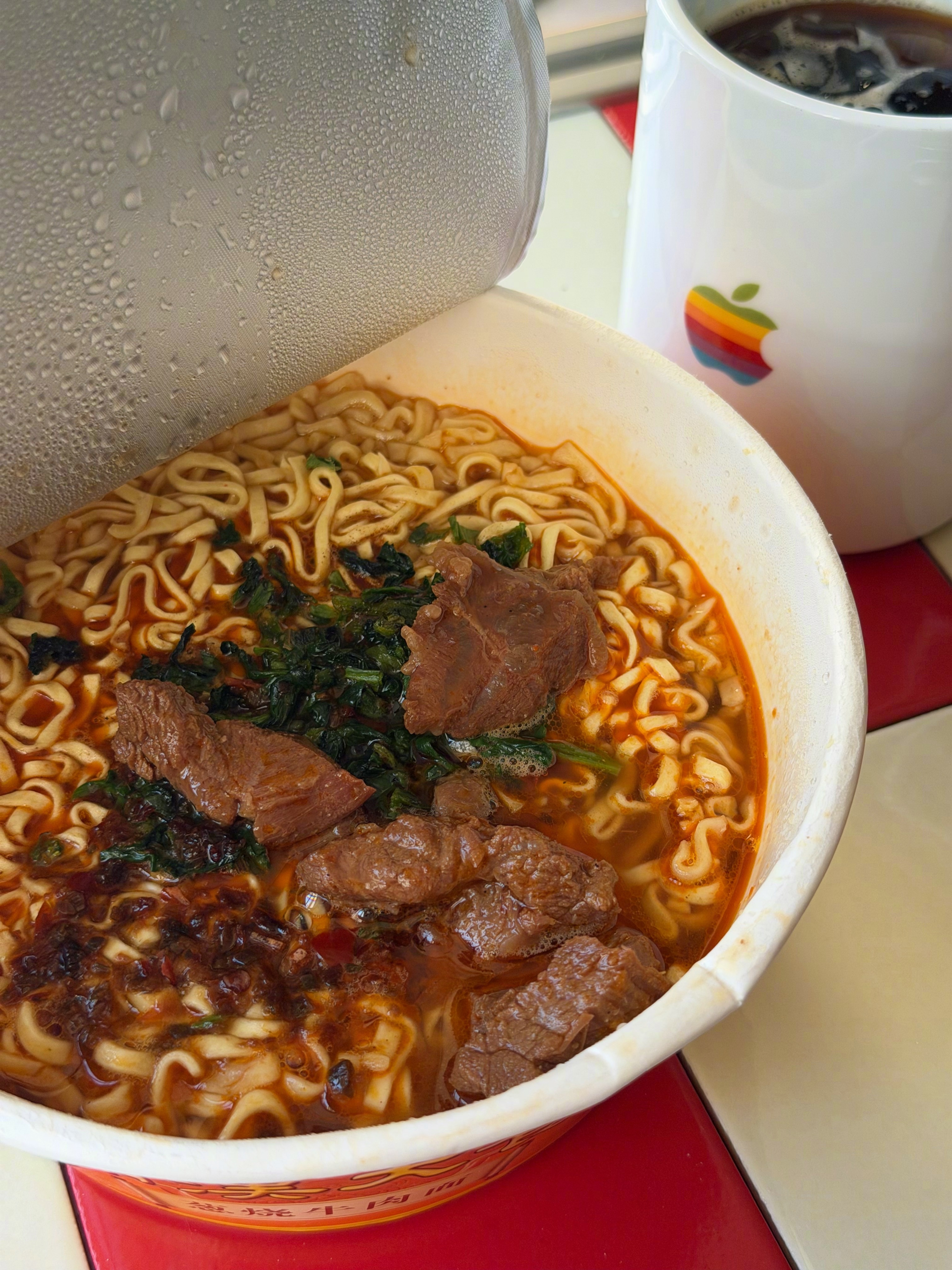 真香啊！这个满汉大餐泡面🍜前两天睡前刷到的，买了3盒试试加料的时候就给我开心坏