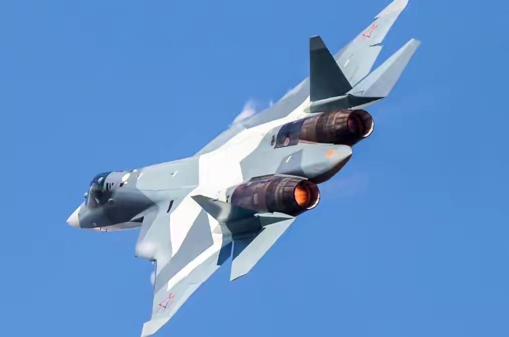 普京的底牌，终于曝光了。8月12日，俄罗斯空天军（VKS）迎来了成立11周年纪