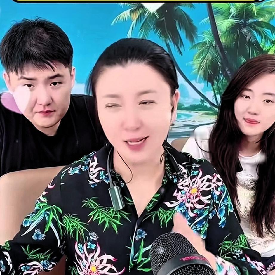 闫学晶在直播的时侯，吐槽她妈是怎么怎么节省的，她说她常年在外拍戏，一年很少回家，