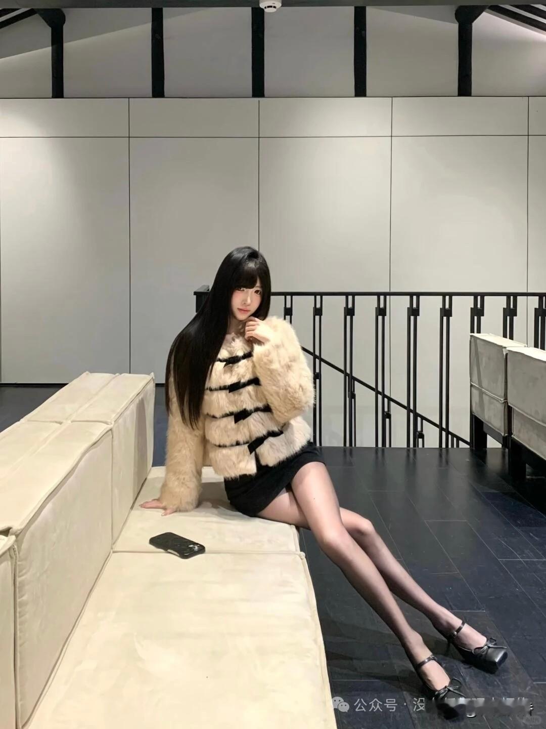 秋冬毛绒外套搭配黑色短裙，尽显优雅与温暖！🌟👗👠