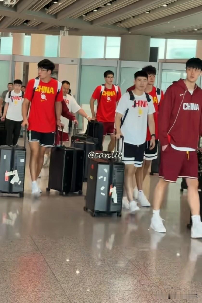 未入选国家队的球员已经返回北京继续训练！中国男篮仅12人前往韩国备战，剩余9