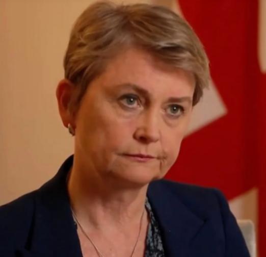 英国驻华使馆对着咱们中国直接撂下狠话，非要咱们赶紧把黎智英给放了不可，还嘴硬说判