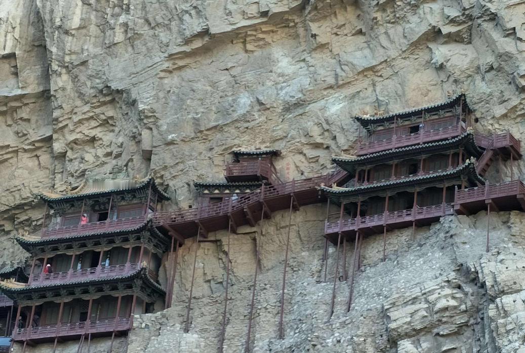 山西的悬空寺因其建造在悬崖峭壁之上，成为我国建筑史的一个奇迹。有一天，专家们在更